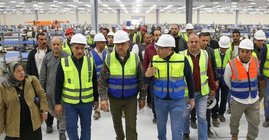 وزير قطاع الأعمال يتفقد المرحلة الثانية من تطوير غزل المحلة